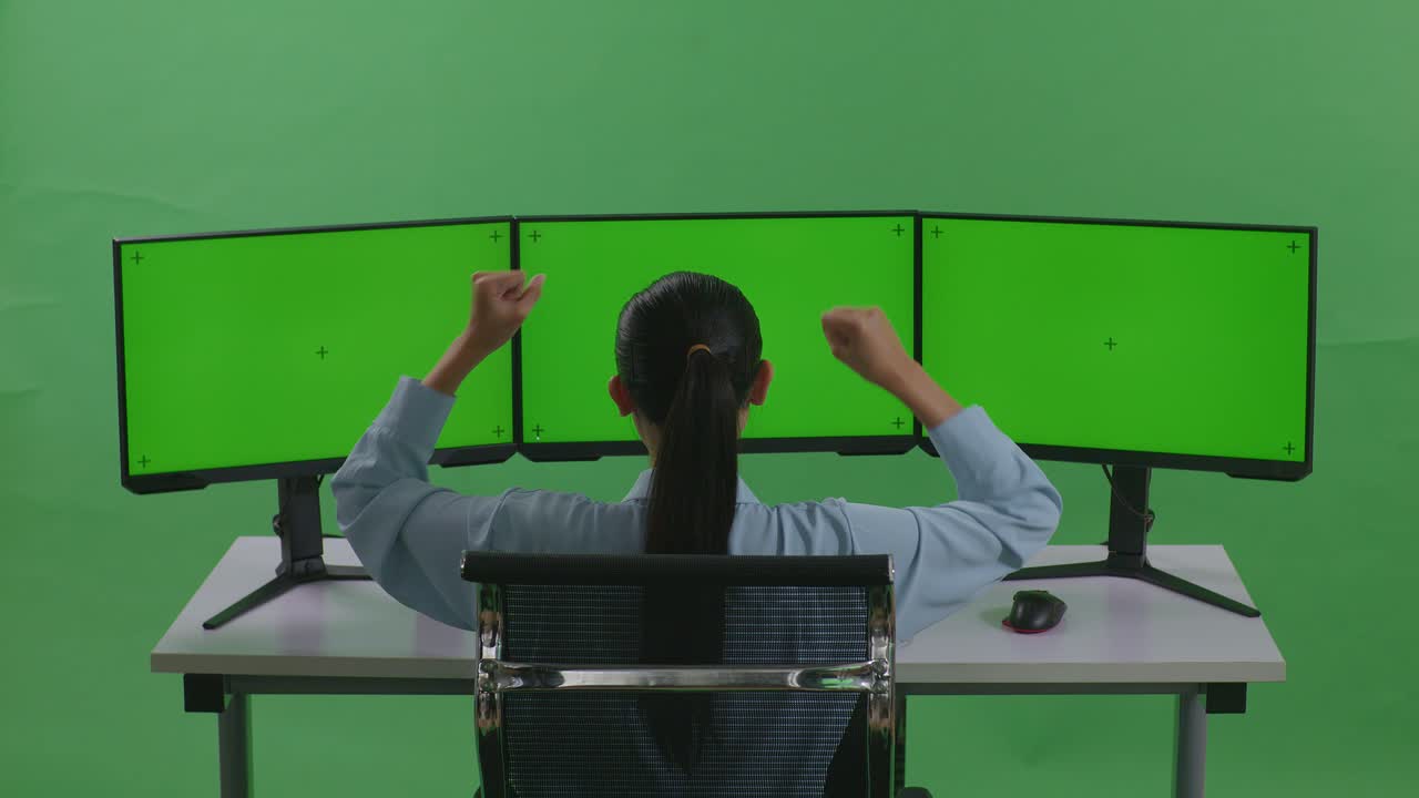 Mulher Celebrando o Sucesso em Monitor Triplo