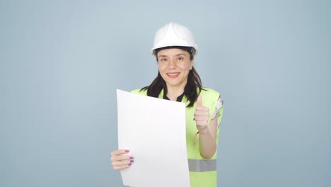ingeniero mirando a la cámara y haciendo un gesto positivo.