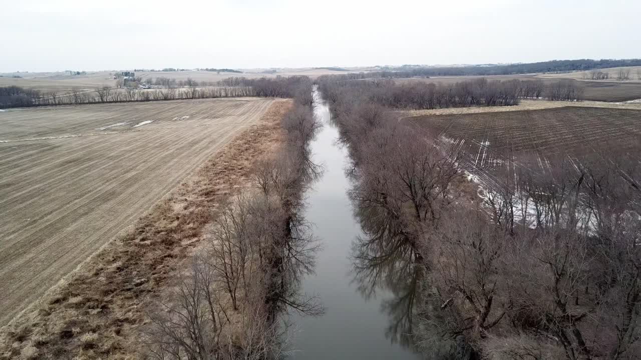 video aéreo de drones en invierno del río zorrillo y las ricas tierras agrícolas que rodean la zona rural de lynnville, iowa