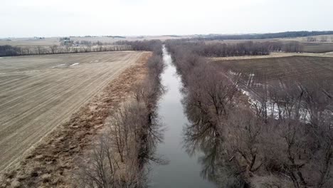 Winter-Time-Aerial-Drone-Video-Of-The-Skunk-River-And-The-Rich-Agricultural-Farmland-Surrounding-Rural-Lynnville,-Iowa