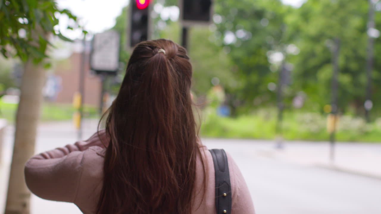 스트레스를 받거나 화를 내는 여성, 생활비에 대한 재정적 걱정, 위기,, 청구서 지불, 휴대 전화 통화