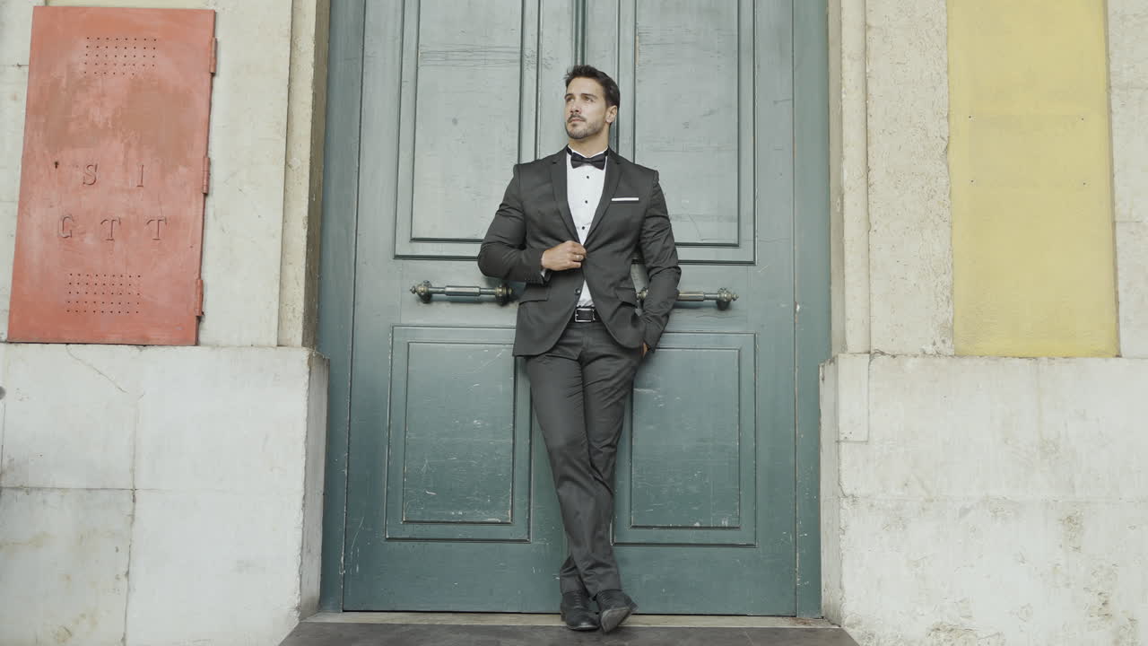 스모킹을 입은 남자