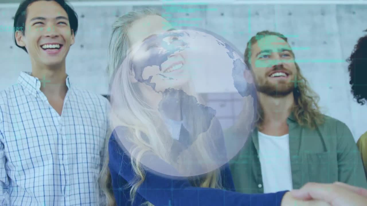 animación del globo y procesamiento de datos sobre sonrientes diversas personas de negocios estrechando la mano.