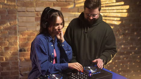 dj trabajando en la discoteca