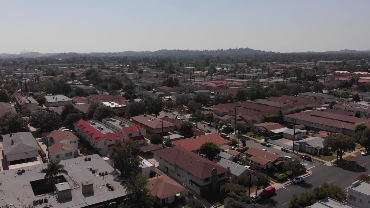 2019년 캘리포니아 알함브라에서 따뜻하고 화창한 날의 4k 항공 샷