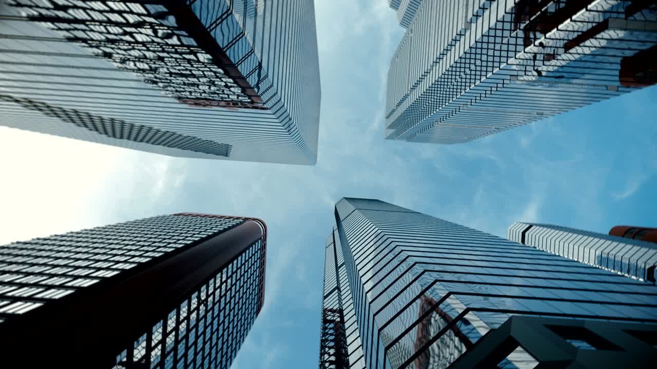 disparo de bajo ángulo desde el suelo al cielo de los rascacielos de la ciudad