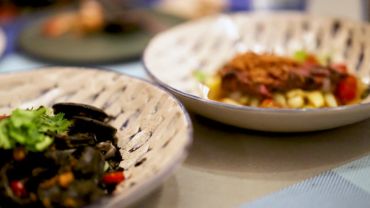 다양한 해산물 요리가 아름답게 제시되었습니다.