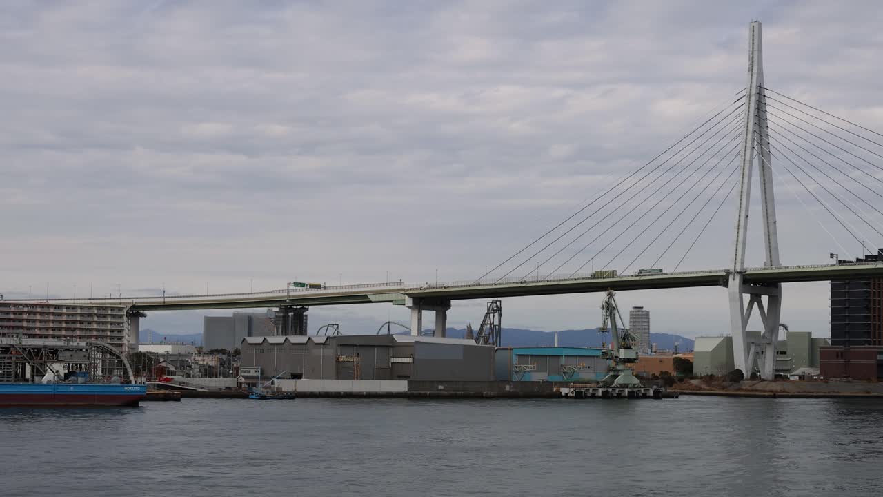 secuencia que muestra las etapas de construcción de un puente