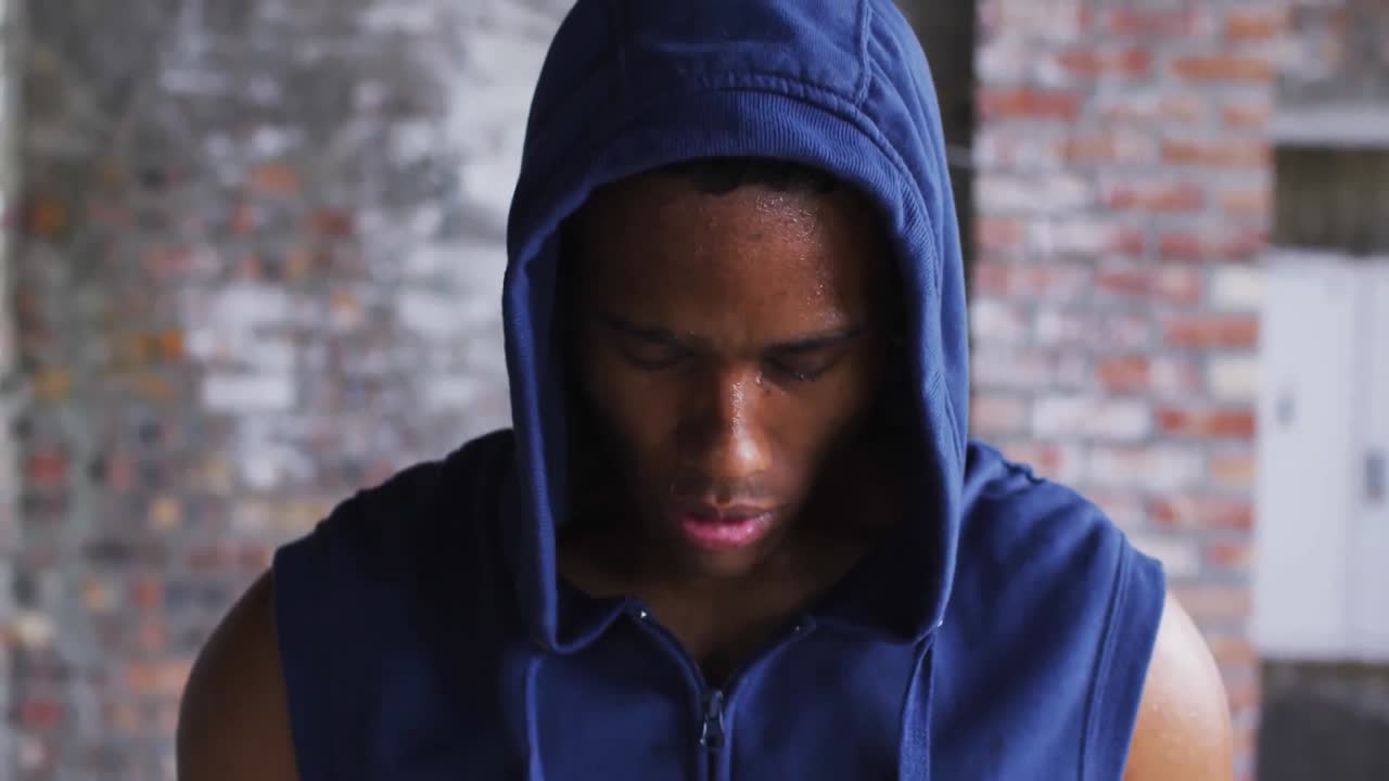 animación de inicio inicio texto sobre hombre de raza mixta con capucha