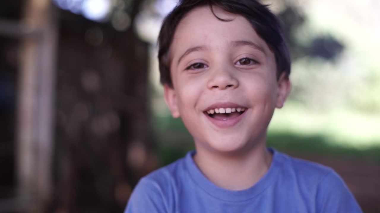 Retrato de un niño feliz