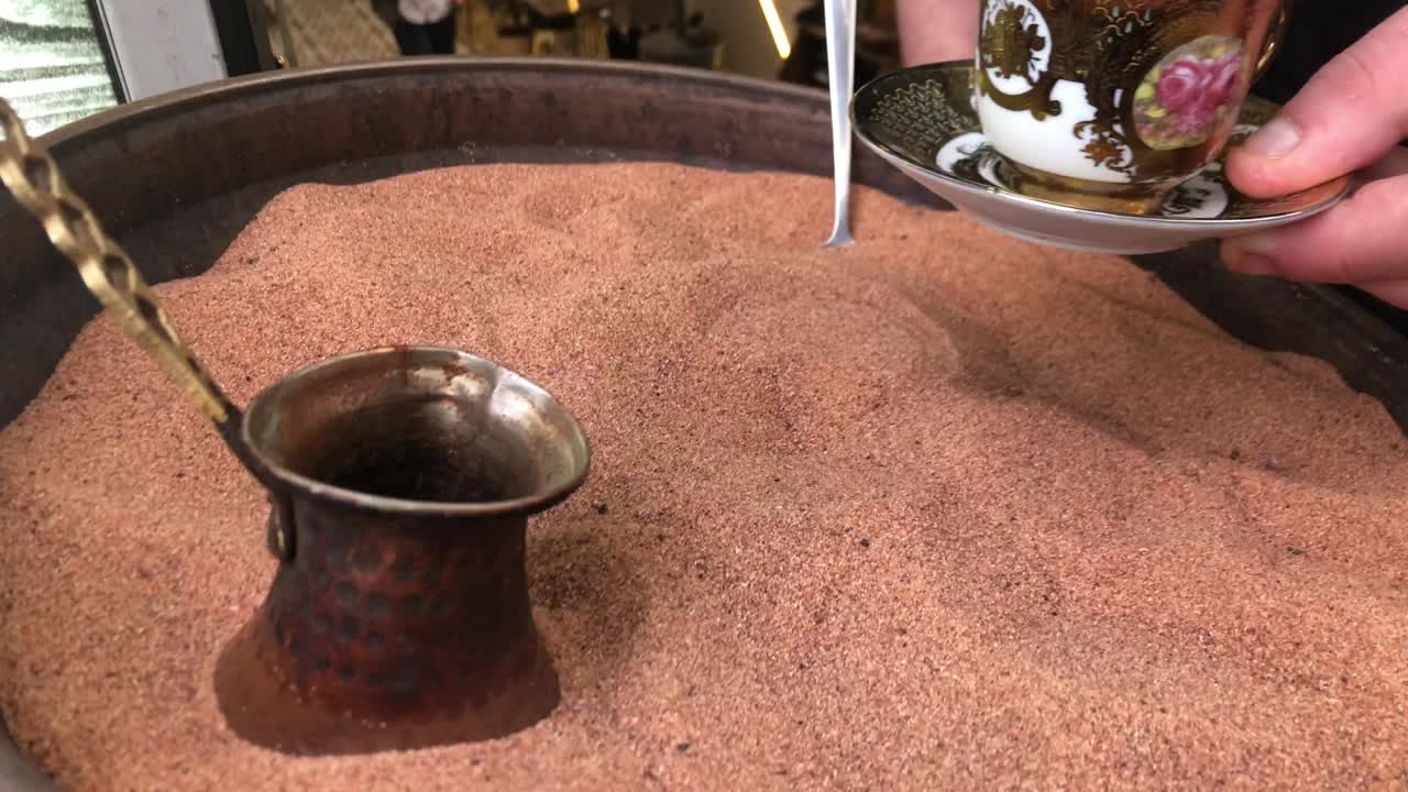 커피는 전통적으로 뜨거운 모래에 인 커피 비에 여서 터키어로 "세제베 (cezeve) "라고 불립니다.