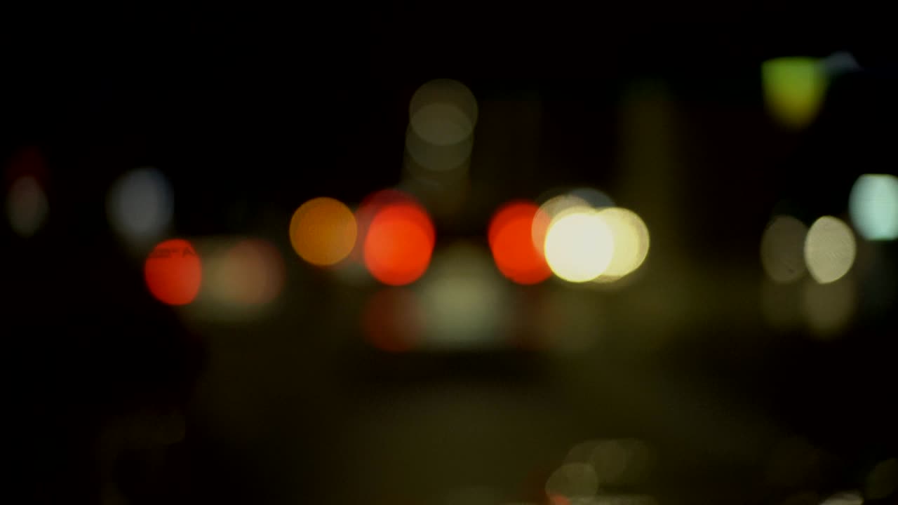 밤에는 희미한 빛.