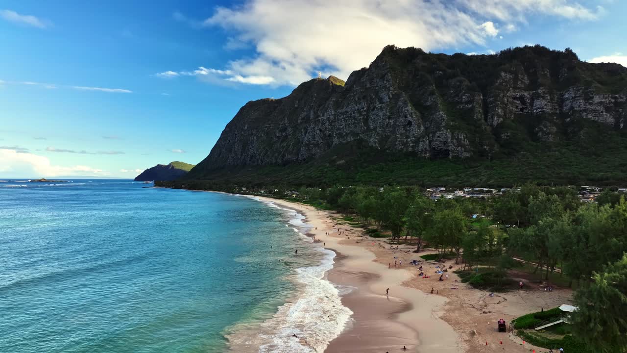 Filmagem suave de drone da montanha do Havaí, da praia e do Oceano Pacífico.