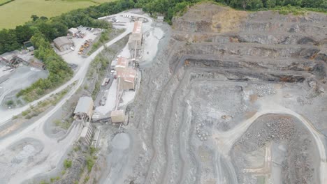 Vista-Aérea-De-La-Operación-Minera-De-La-Cantera-De-La-Industria-De-Agregados-Con-Equipos-Visibles-Y-Actividades-De-Extracción-De-Rocas.