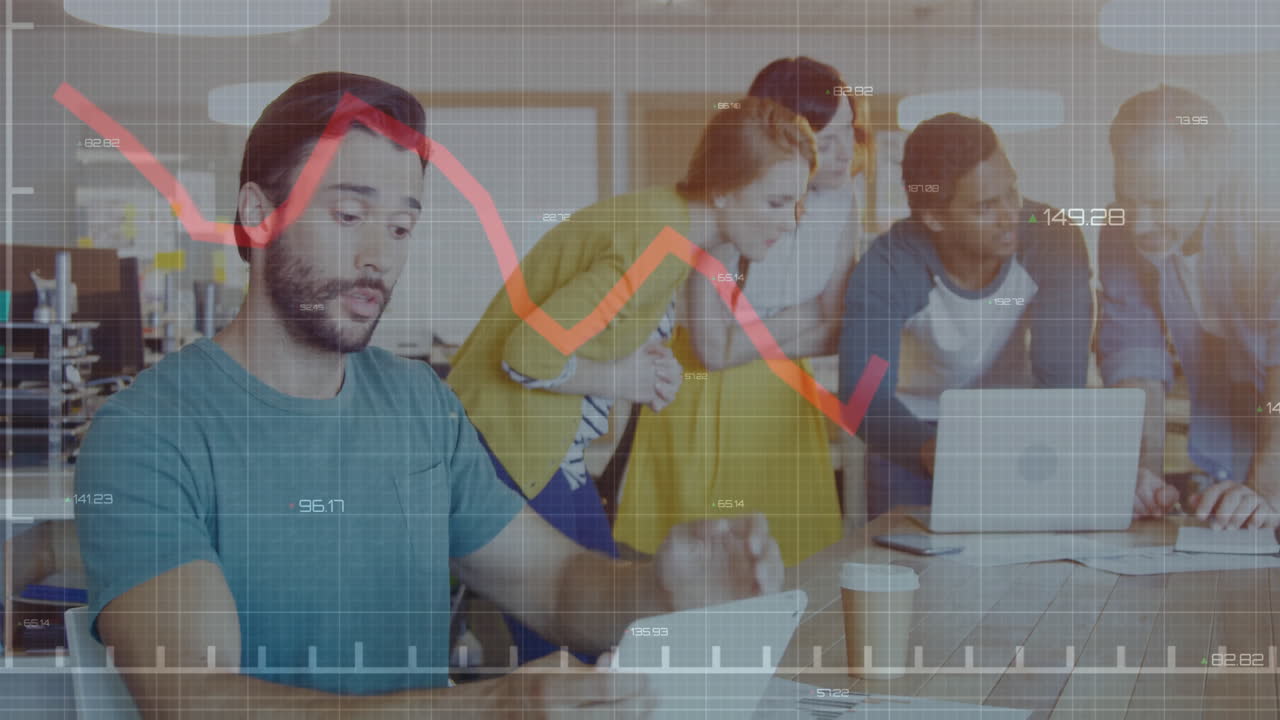 animación de procesamiento de datos estadísticos sobre un hombre biracial usando una tableta leyendo un documento en la oficina