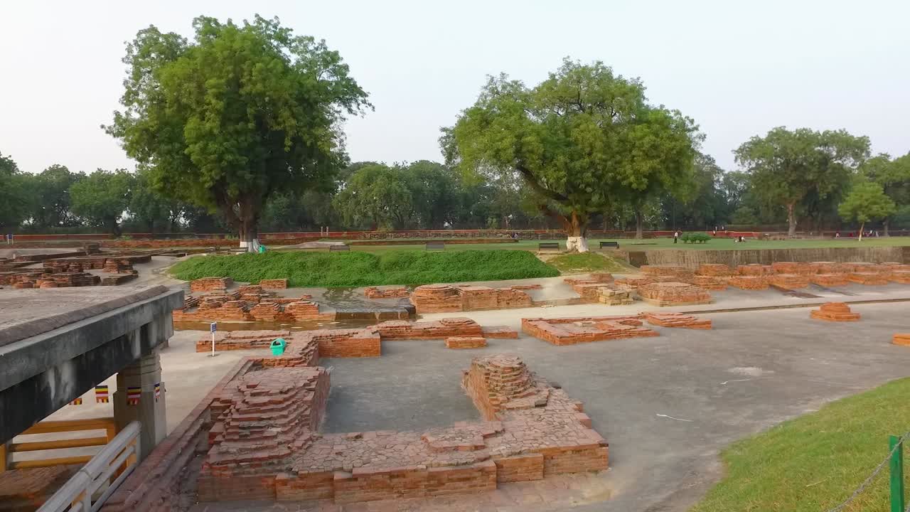los restos arqueológicos budistas de mulagandha kuti de sarnath con ladrillos y piedras en sarnath, varanasi, india