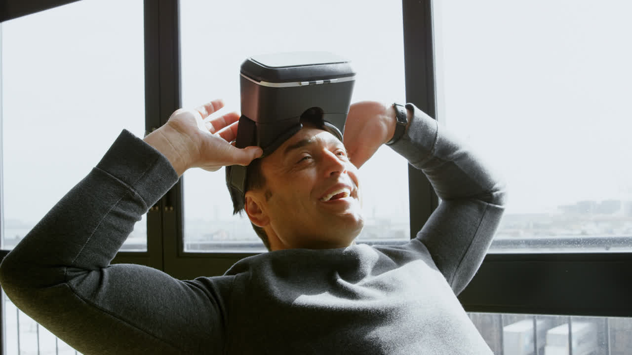 사무실 4k에서 가상 현실 헤드 ⁇ 을 제거하는 임원