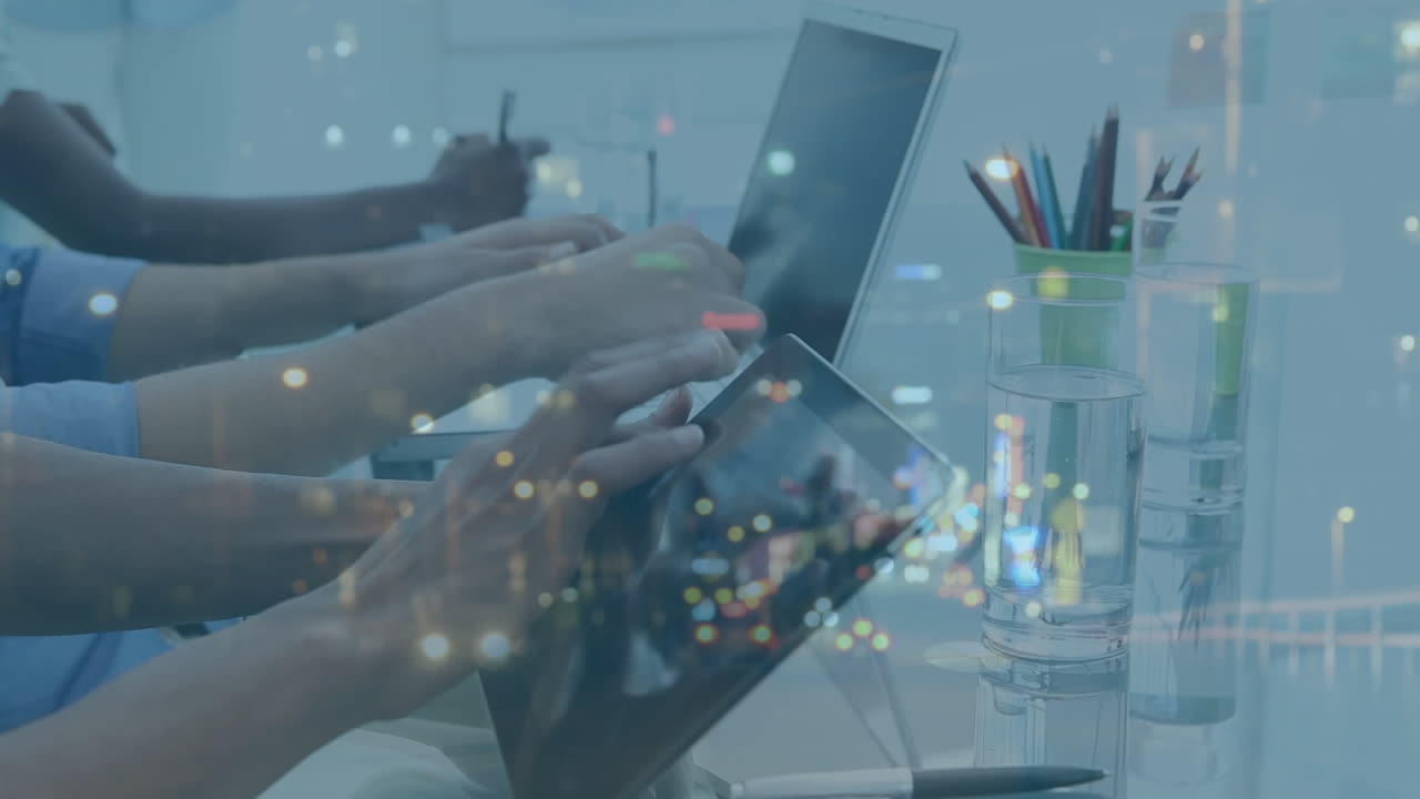 태블릿과 노트북을 사용하는 사무실 직원들