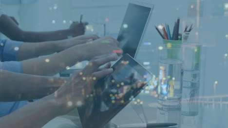 trabajadores de oficina que usan tabletas y computadoras portátiles con tráfico
