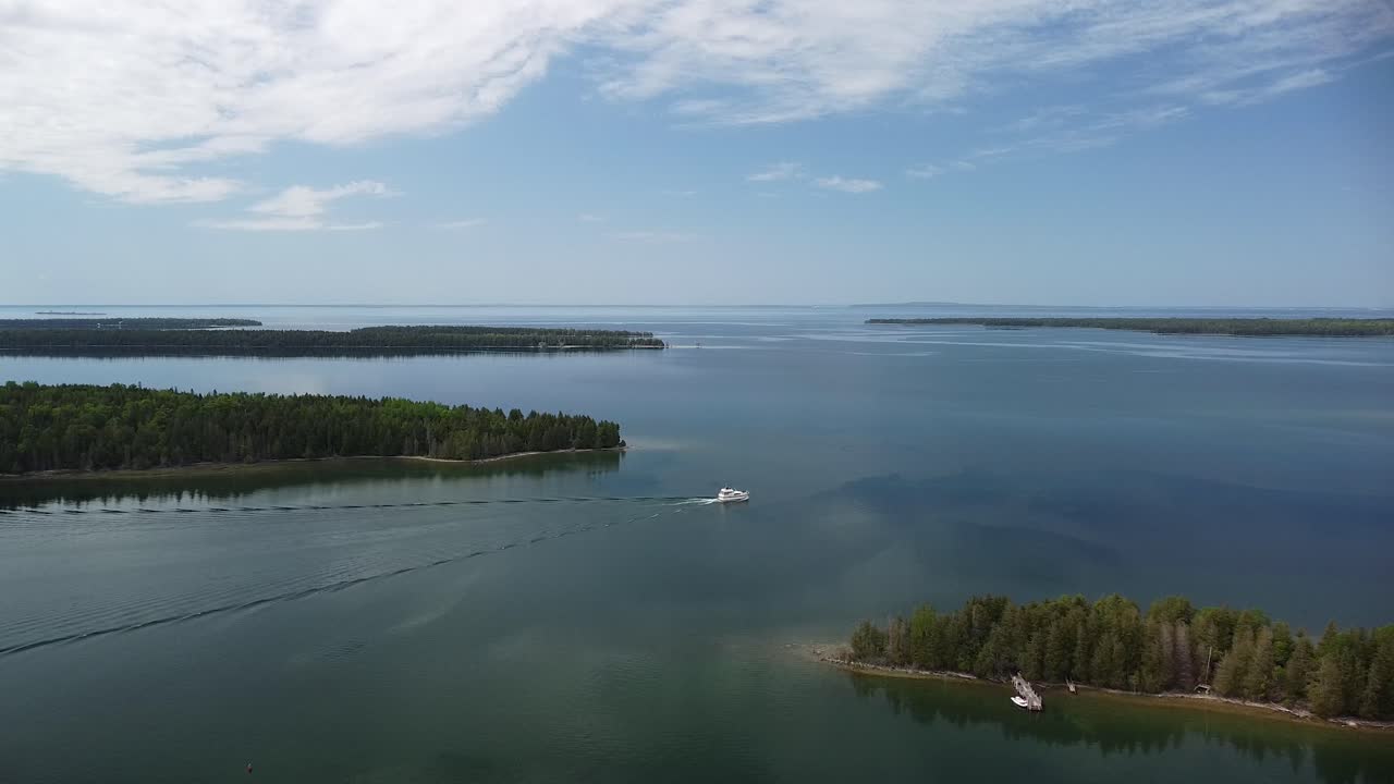 toma aérea del archipiélago del lago con un yate solitario - islas les cheneaux, michigan