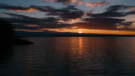 Sonnenuntergang-Und-Flug-Mit-Einer-Dji-Drohne-über-Dem-Plattensee,-Ungarn