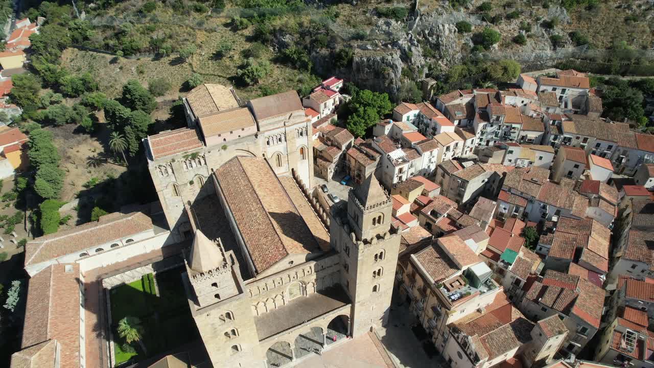 imágenes aéreas de drones, circulando por la catedral de cefalu en sicilia, italia