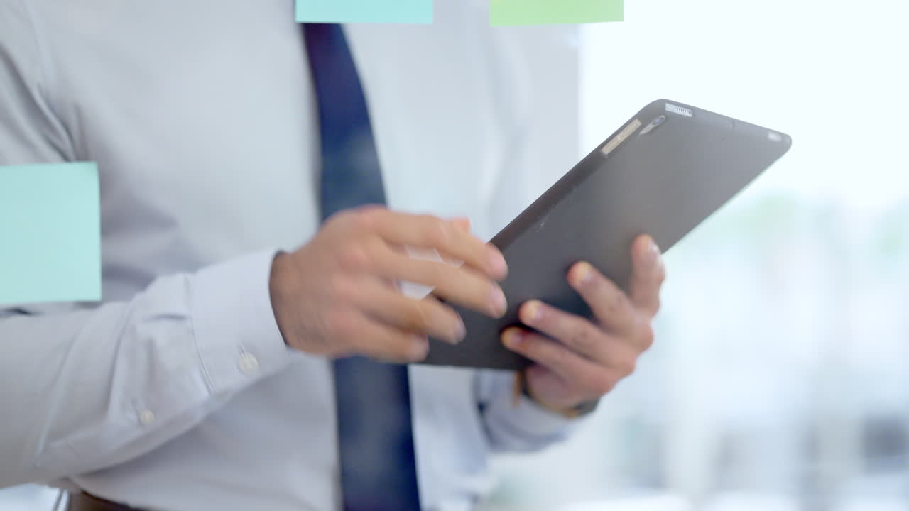 analista de investigación de mercado que crea una estrategia para