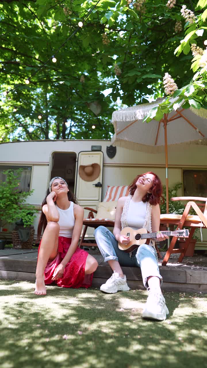 두 친구 가 야외 에서 음악 을 즐기고 있다