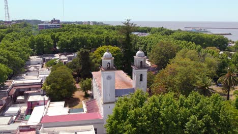 Aerial-view-dolly-in-of-the-Basilica-of-the-Blessed-Sacrament-in-Colonia-del-Sacramento,-Uruguay