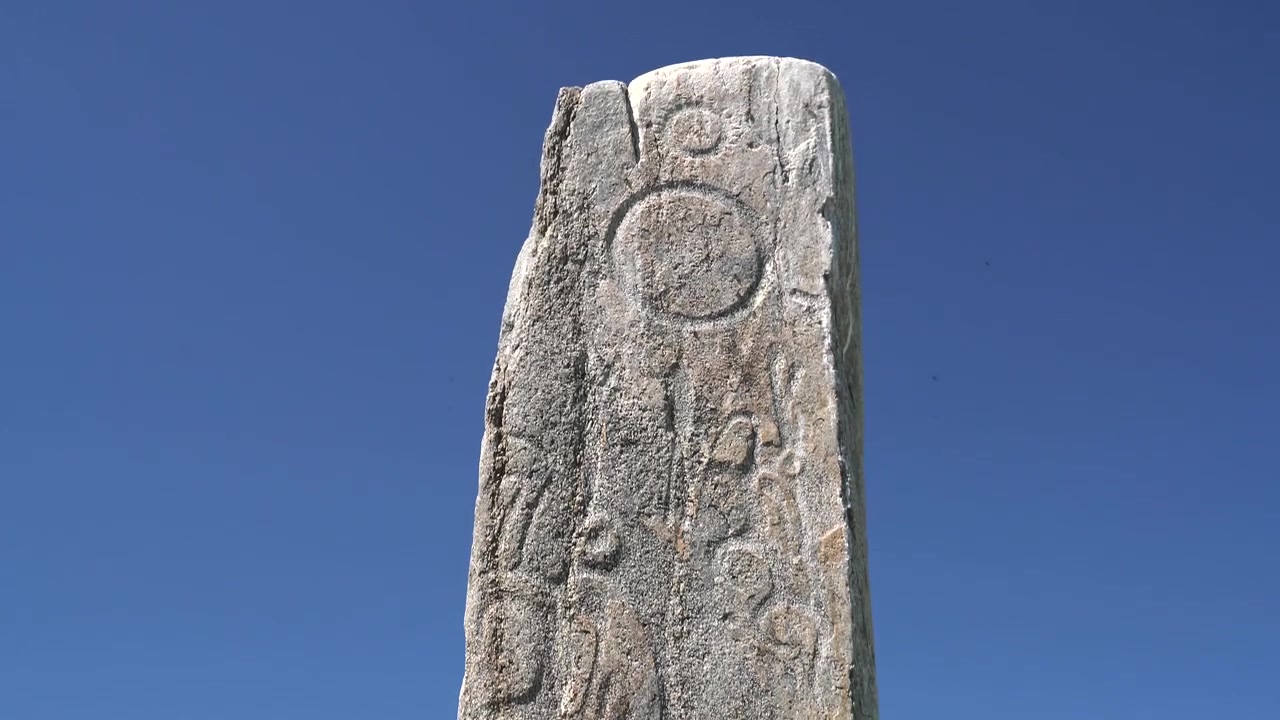 Muinainen kivisteela kaiverruksin Mongolian arolla