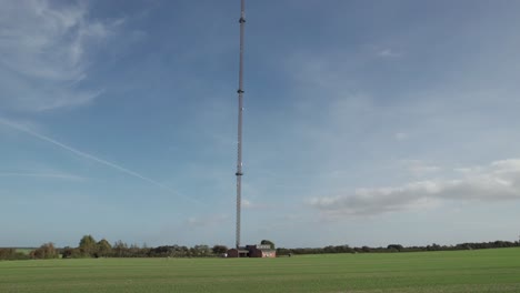 Torre-De-Comunicaciones-En-El-Campo,-Cobertura-De-Telefonía-Celular-GSM-5G---Toma-De-Camión