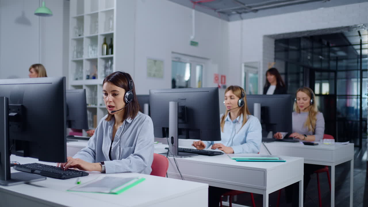 현대적인 사무실에서 일하는 콜 센터 직원