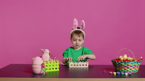 Niño-Feliz-Y-Complacido-Decorando-Arreglos-De-Pascua-Con-Artículos-Hechos-A-Mano.