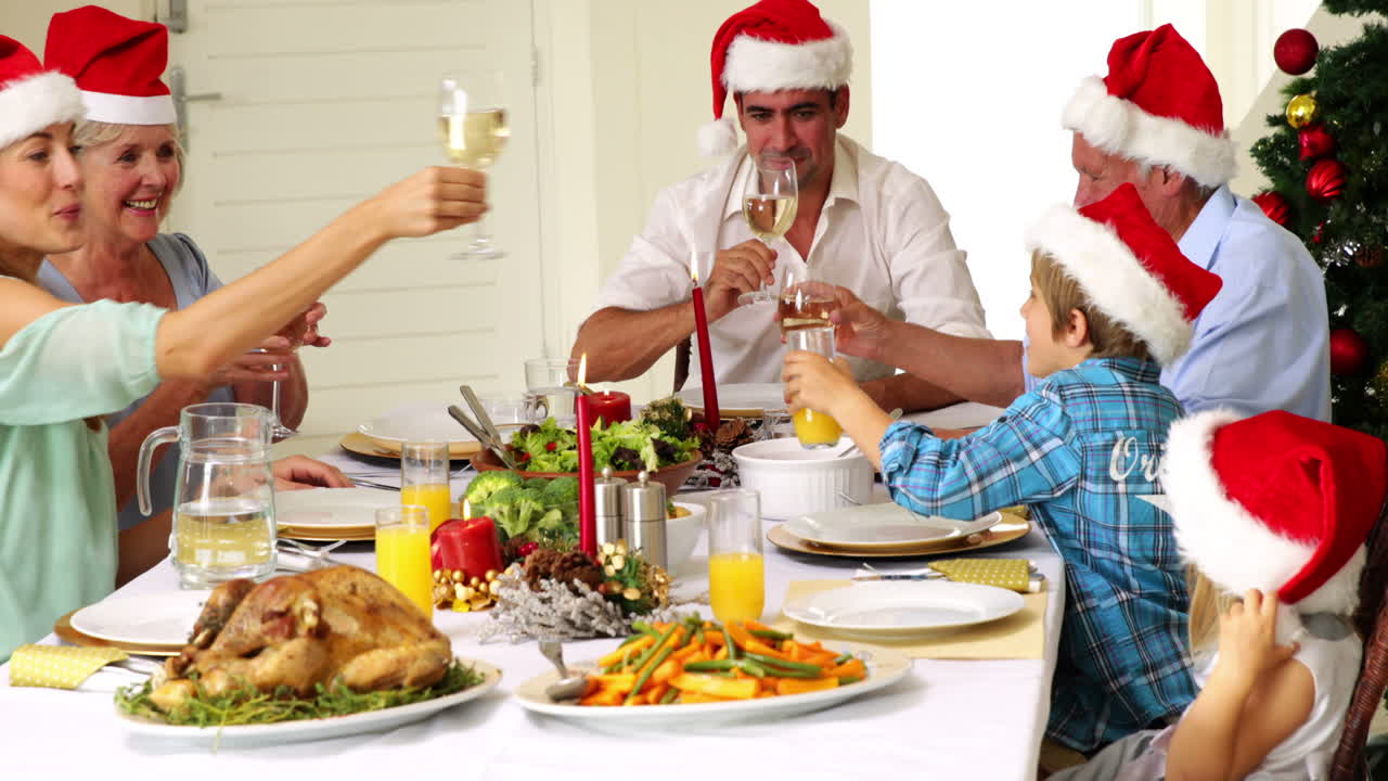 familia extendida brindando en la cena de navidad