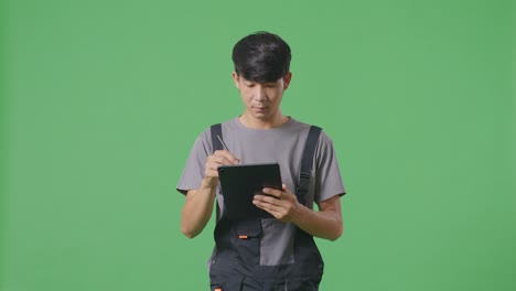 태블릿 에 메모 를 하는 노동자