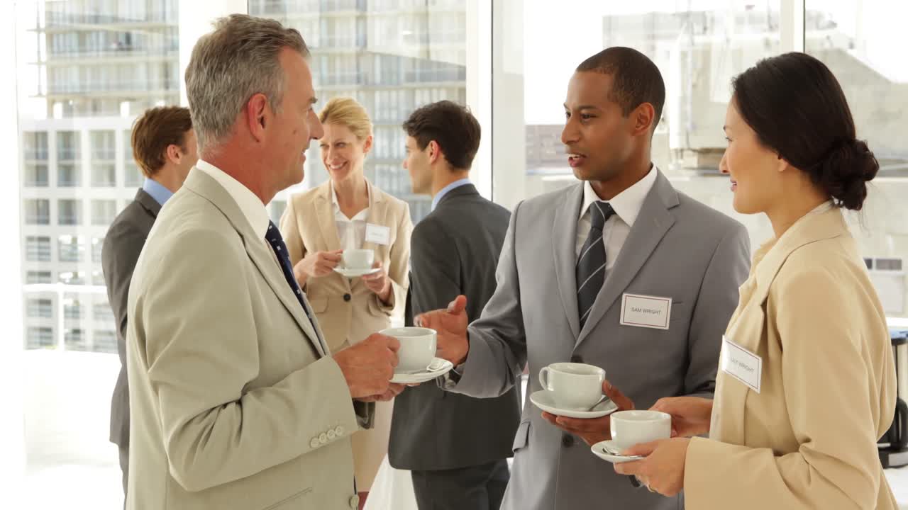 커피 를 마시는 회의 에서 대화 하는 사업가 들