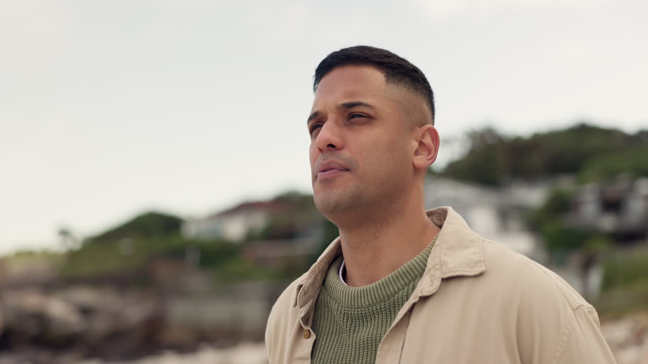 해변에서 휴식을 취하고 생각하세요.