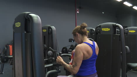 mujer trabajando en un gimnasio