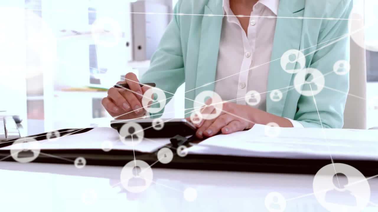 animación de la red de conexiones con personas iconos sobre mujer de negocios biracial usando tableta