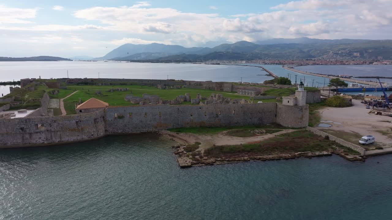 Onde blu che lambiscono il bordo della fortezza viste dall'alto, Lefkada, Grecia