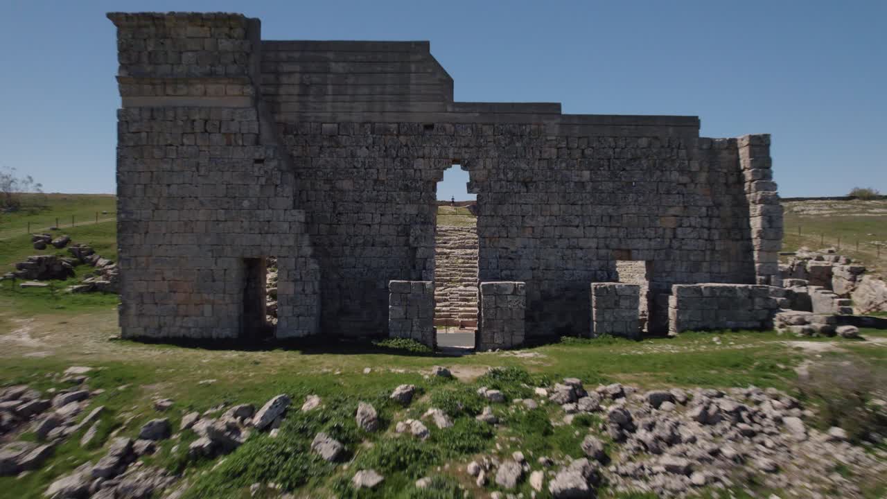 그림 같은 환경 한가운데 에 부분적 으로 폐허 가 된 고대 의 작은 돌 극장 이 있다