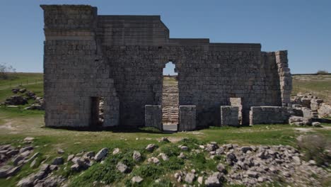en medio de un entorno pintoresco se encuentra un antiguo y pequeño teatro de piedra, parcialmente en ruinas
