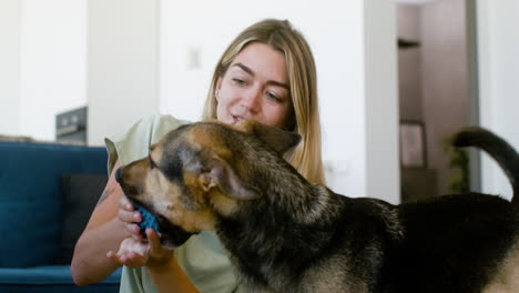 mujer y perro en casa