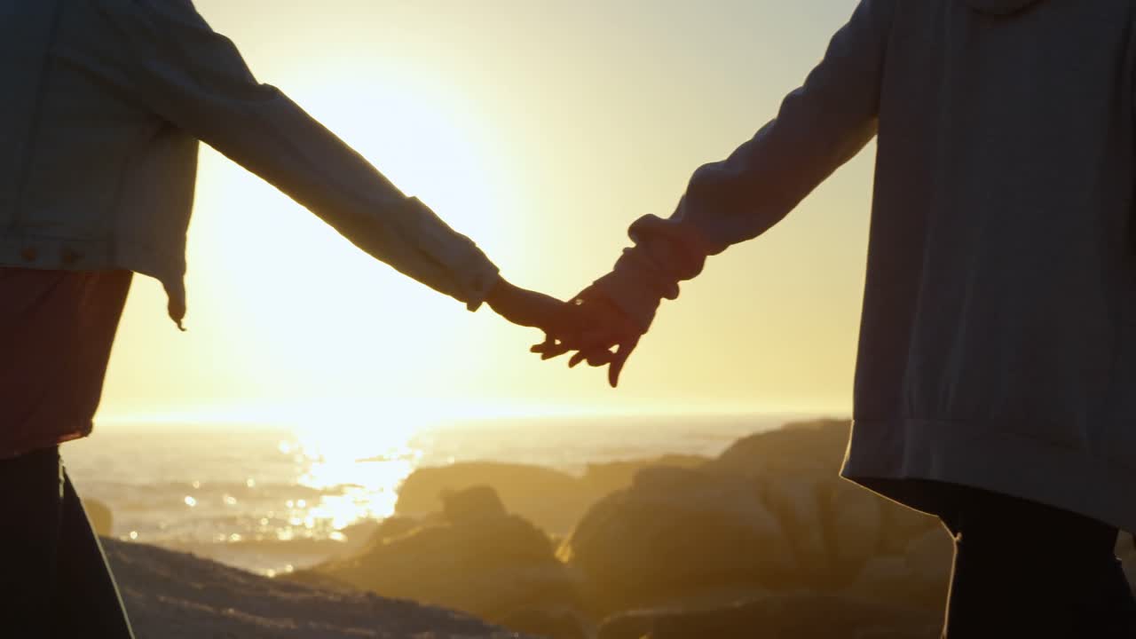 해변 근처의 해변에서  ⁇ 는 커플 4k