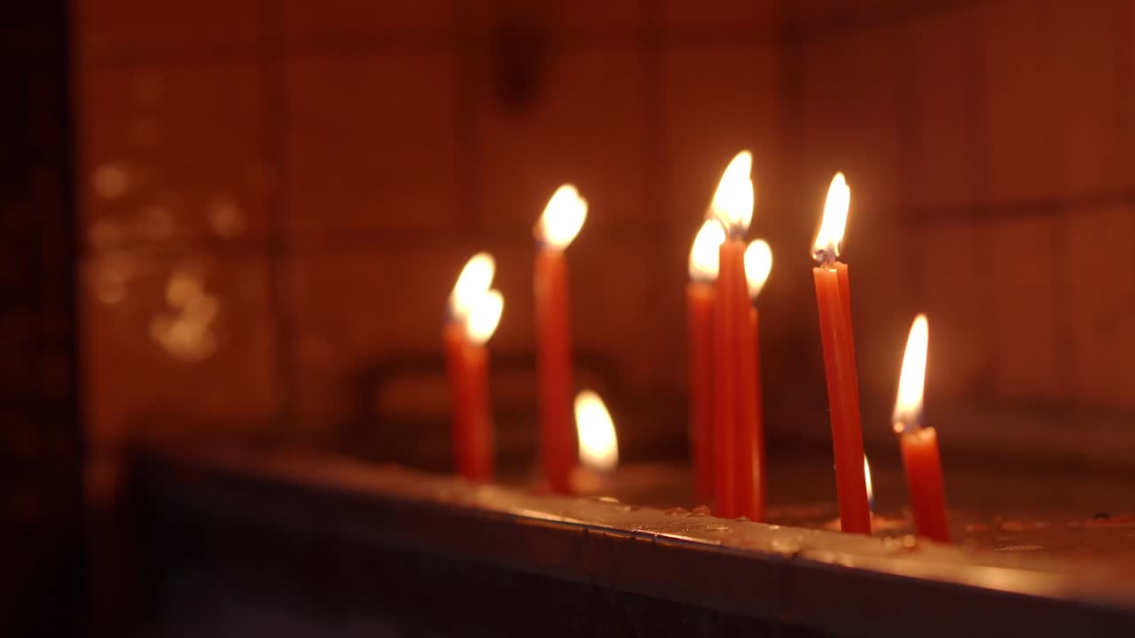 Candele accese in fila