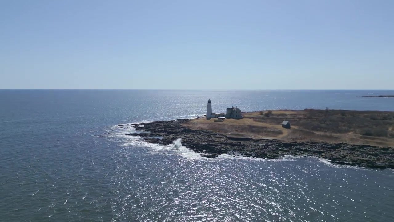 Drone kredser mod uret, betagende luftfoto af ikonisk hvidt fyrtårn på Wood Island i Saco Bay, Maine, USA
