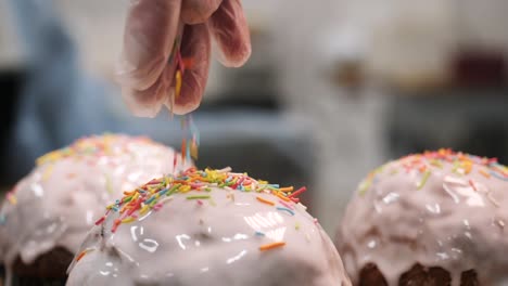 decorating easter cakes with sprinkles