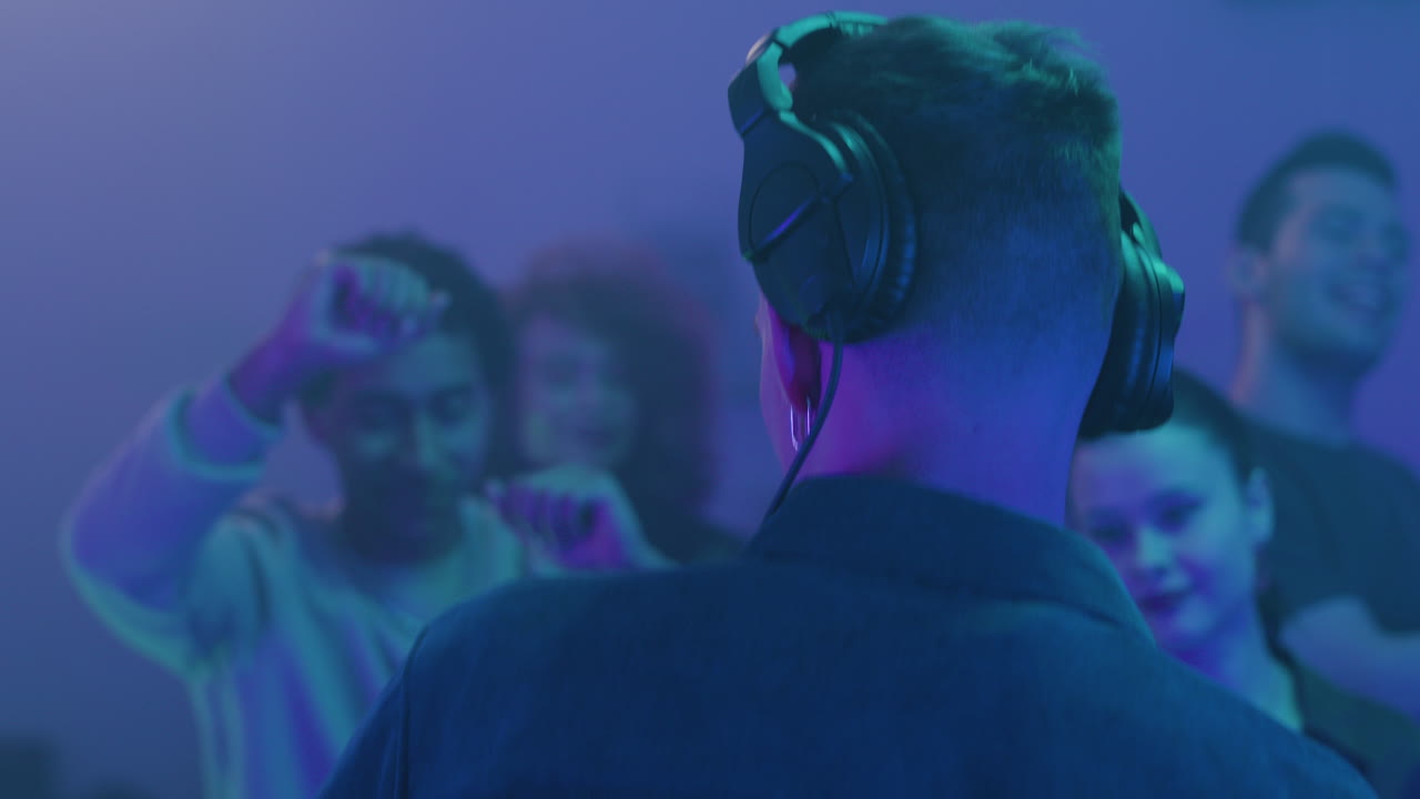 el interior de una fiesta nocturna