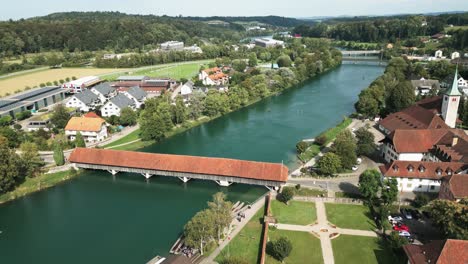 Aérea-De-Una-Pequeña-Ciudad-Medieval-Junto-Al-Río-Aare