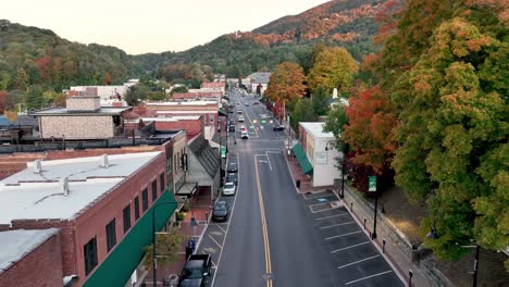 Aerial-Push-In-Herbstfarben-In-Boone-NC,-North-Carolina